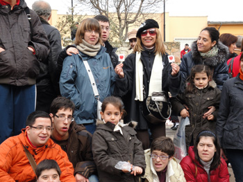 La Actriz Silvia Tortosa fue investida Matancera de Honor y posa con los jóvenes de AVIVA.